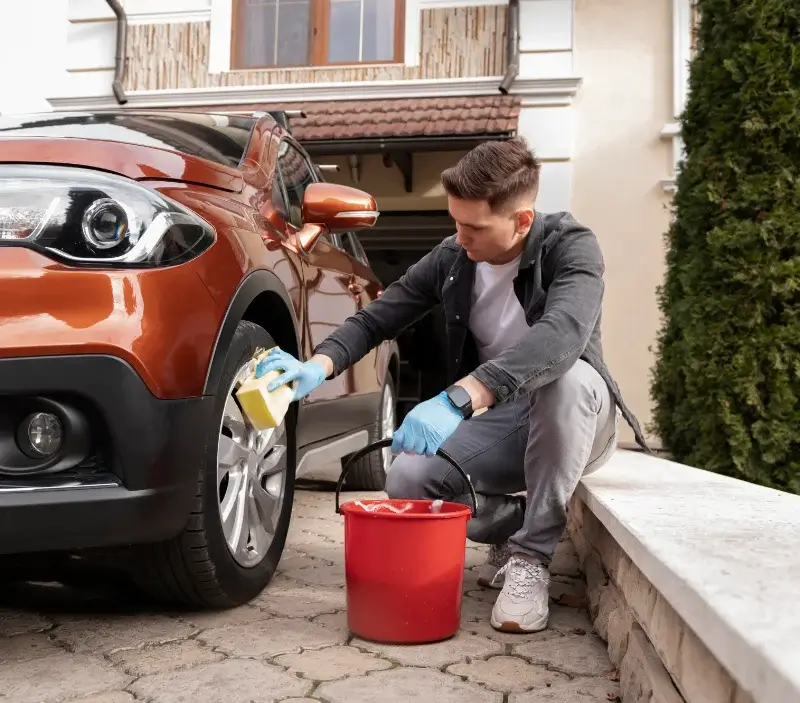 Lavage auto à domicile Bruguières : professionnel intervenant sur un véhicule